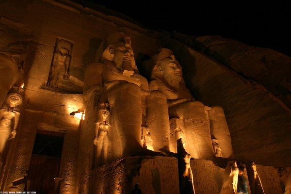 Noche Tour a Abu Simbel desde El Cairo por el vuelo