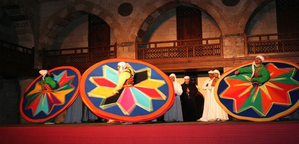 参观Al Tannoura埃及遗产舞蹈团在Wekalet展示